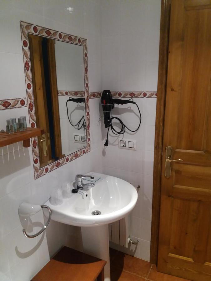 La Casona Del Jou Pension Ortiguero Buitenkant foto